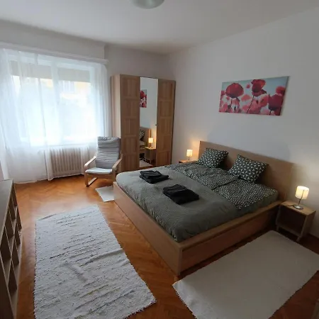 Barátságos, Csendes, Napfényes Lakás.