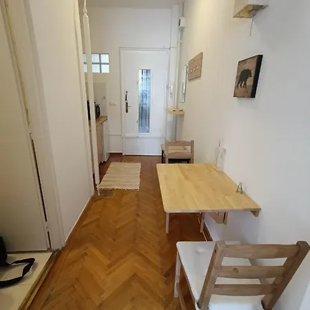Barátságos, Csendes, Napfényes Lakás.