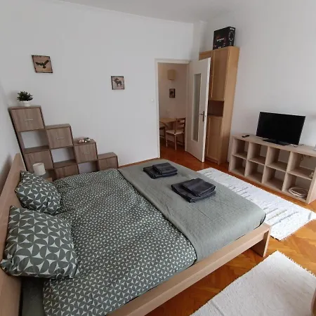 Apartamento Barátságos, Csendes, Napfényes Lakás. *
