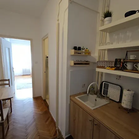 Barátságos, Csendes, Napfényes Lakás.