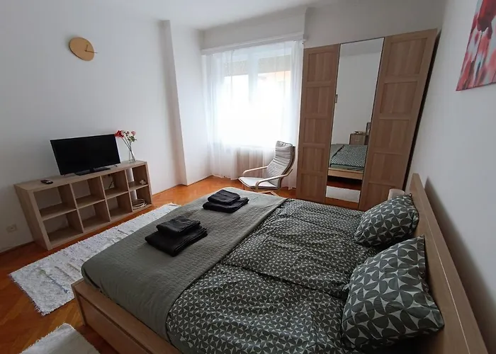 Barátságos, Csendes, Napfényes Lakás. Apartamento *