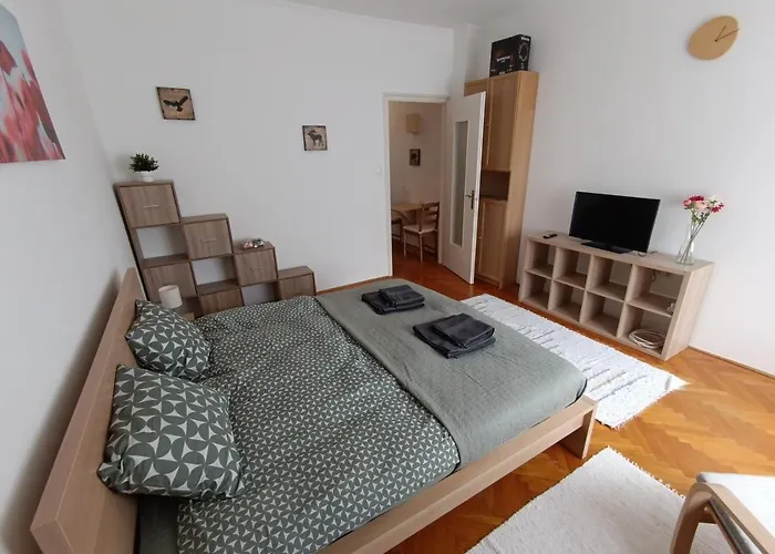 Apartamento Barátságos, Csendes, Napfényes Lakás. *