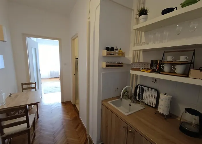 Barátságos, Csendes, Napfényes Lakás.